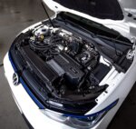 RacingLine R600 v motornem prostoru VW Golf GTI