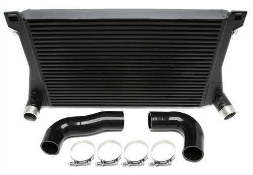 Tuners Capital intercooler 640×410×65 mm z zamaknjenimi lamelami – za VAG 1.8/2.0 TFSI MQB (Golf VII GTI/R, S3 8V, Leon Cupra, Octavia RS, 2012–2019)