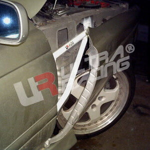 Ultra Racing ojačitev blatnikov za Nissan Cefiro I (A31)
