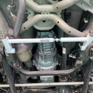 Ultra Racing sprednja spodnja ojačitev šasije za Suzuki Jimny IV (GJ)