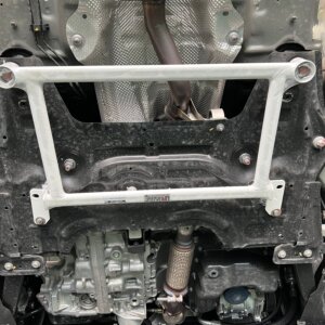 Ultra Racing sprednja spodnja ojačitev šasije za Peugeot 2008 II
