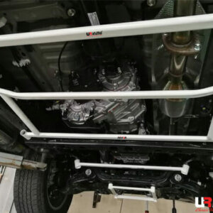 Ultra Racing srednja spodnja ojačitev šasije za Toyota Hilux Revo VIII