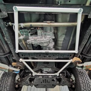 Ultra Racing srednja spodnja ojačitev šasije za Nissan Navara D23 facelift 2020+