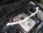 Ultra Racing sprednja zgornja opornica blažilnikov za BMW 1 E87, 3 E90/E91 in X1 E84