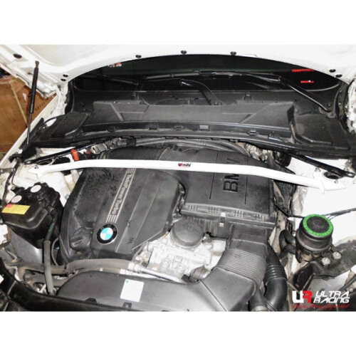 Ultra Racing sprednja zgornja opornica blažilnikov za BMW 1 E82 in BMW 3 E90/E92/E93