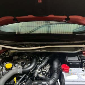 Ultra Racing sprednja zgornja opornica blažilnikov za Renault Captur I