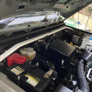 Ultra Racing sprednja zgornja opornica blažilnikov za Suzuki Jimny Sierra IV (JB64W/JB74W)