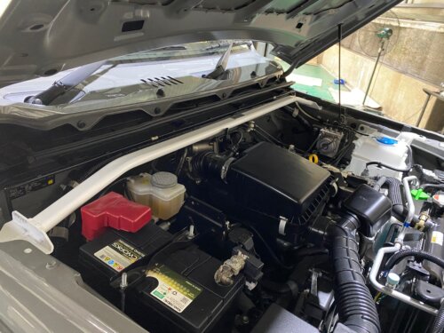 Ultra Racing sprednja zgornja opornica blažilnikov za Suzuki Jimny Sierra IV (JB64W/JB74W)