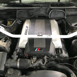 Ultra Racing sprednja zgornja opornica blažilnikov za BMW 7 E38