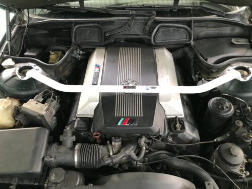 Ultra Racing sprednja zgornja opornica blažilnikov za BMW 7 E38