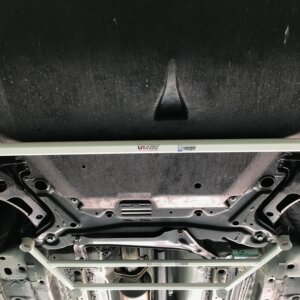 Ultra Racing sprednja spodnja ojačitev šasije za Mitsubishi Outlander III