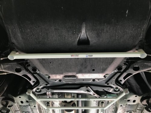 Ultra Racing sprednja spodnja ojačitev šasije za Mitsubishi Outlander III