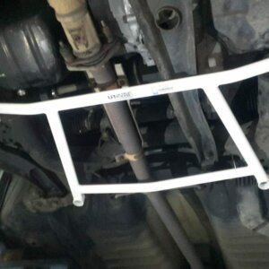 Ultra Racing sprednja spodnja ojačitev šasije za Ford Tierra KJ/Mazda Protege BJ