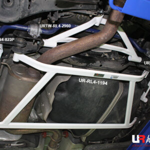 Ultra Racing zadnja spodnja ojačitev šasije za platformo PQ35 (Audi A3 8P, VW Golf VI, VW Scirocco III)