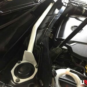 Ultra Racing sprednja zgornja opornica blažilnikov za Volkswagen Tiguan II (AD/BW)